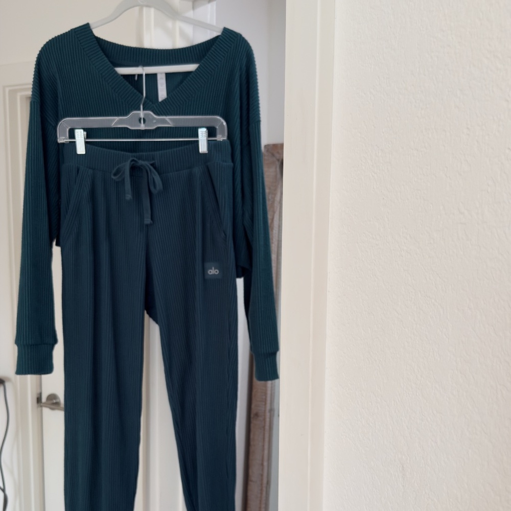 Alo Yoga Muse Ribbed High Waist Sweatpants and crop Sweater in Green